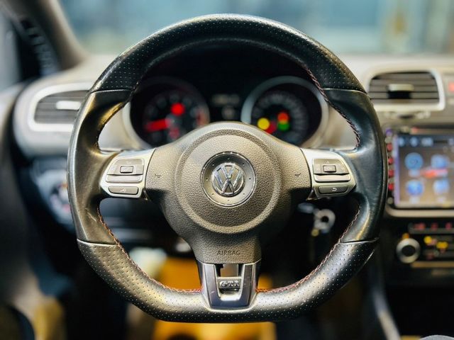 就是要GTI 天窗 11安 換檔快撥 定速 恆溫 多功能方向盤 循跡 ABS  第14張相片