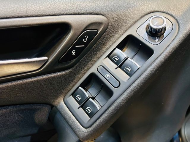 就是要GTI 天窗 11安 換檔快撥 定速 恆溫 多功能方向盤 循跡 ABS  第17張相片