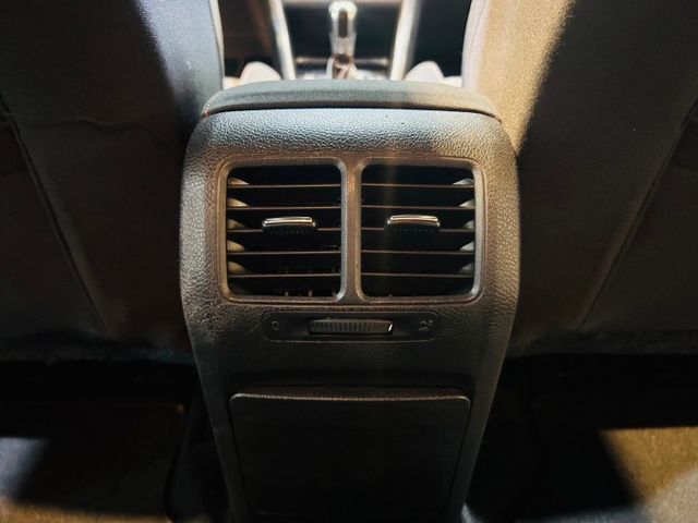 就是要GTI 天窗 11安 換檔快撥 定速 恆溫 多功能方向盤 循跡 ABS  第18張相片