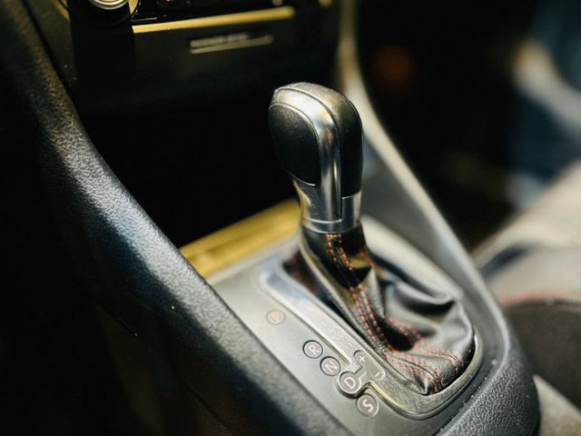 就是要GTI 天窗 11安 換檔快撥 定速 恆溫 多功能方向盤 循跡 ABS  第19張相片