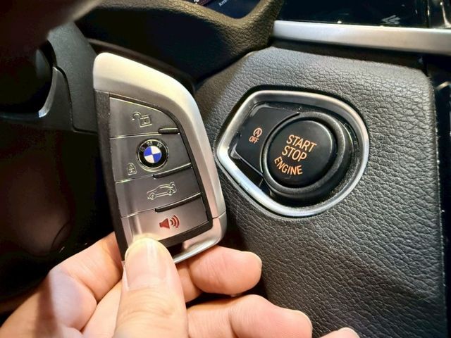 20年式 18I I-KEY 摸門 10安 電尾門 導航 循跡 雙電動椅 定速 恆溫 ABS  第17張相片