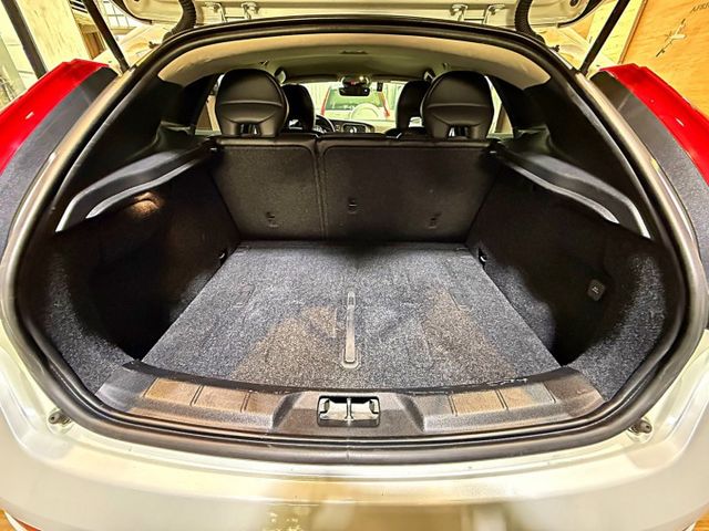 T3豪華版 I-KEY 摸門 9安 快撥 循跡 雙電動椅 恆溫 定速 盲點 停車輔助 ABS  第6張相片