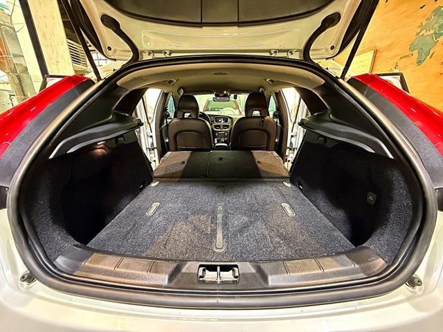 T3豪華版 I-KEY 摸門 9安 快撥 循跡 雙電動椅 恆溫 定速 盲點 停車輔助 ABS  第7張相片