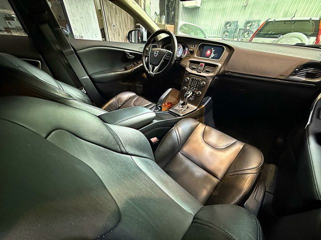 T3豪華版 I-KEY 摸門 9安 快撥 循跡 雙電動椅 恆溫 定速 盲點 停車輔助 ABS  第11張相片