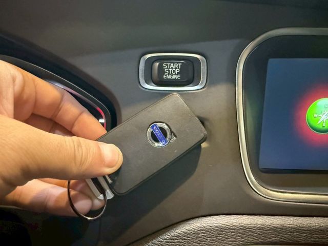 T3豪華版 I-KEY 摸門 9安 快撥 循跡 雙電動椅 恆溫 定速 盲點 停車輔助 ABS  第17張相片