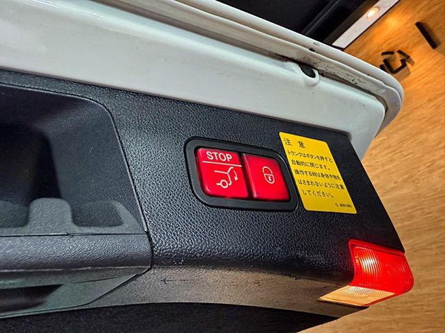 E300 4MATIC 旅行式 I-KEY 9安 摸門 電尾門 快撥 雙電動椅 恆溫 定速 循跡 盲點 ABS  第10張相片