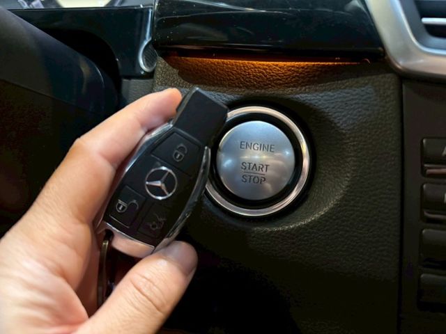 E300 4MATIC 旅行式 I-KEY 9安 摸門 電尾門 快撥 雙電動椅 恆溫 定速 循跡 盲點 ABS  第18張相片