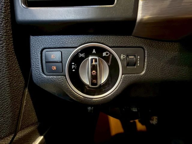 GLK220D 4WD 6安 快撥 電尾門 循跡 定速 雙電動椅 恆溫 ABS  第18張相片