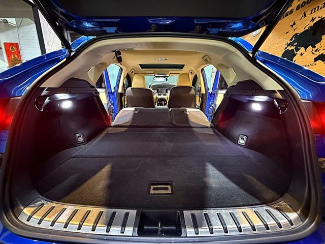 豪華版 I-KEY 天窗 摸門 9安 電尾門 快撥 ACC跟車 導航 循跡 雙電動椅 車道偏移 AP卡鉗 TOMEI避震  第7張相片