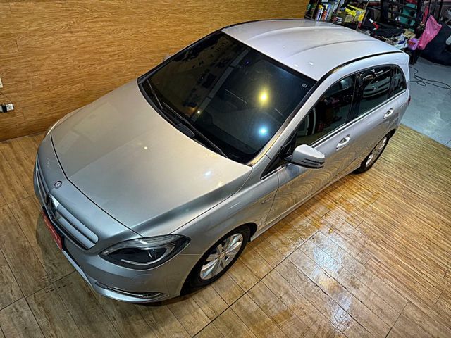 B200 11安 快撥 導航 循跡 定速 雙電動椅 恆溫 ABS 安全首選  第2張相片