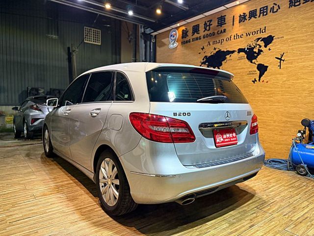 B200 11安 快撥 導航 循跡 定速 雙電動椅 恆溫 ABS 安全首選  第4張相片