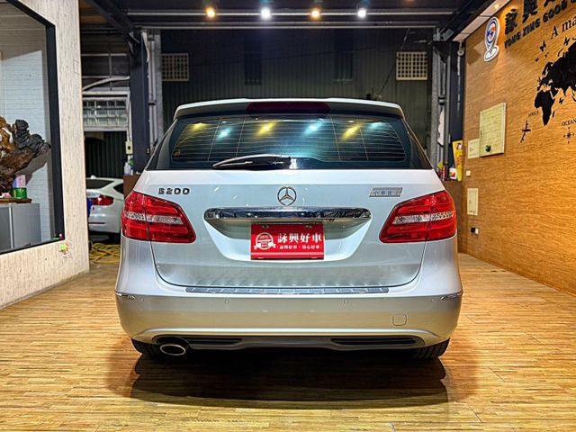 B200 11安 快撥 導航 循跡 定速 雙電動椅 恆溫 ABS 安全首選  第5張相片