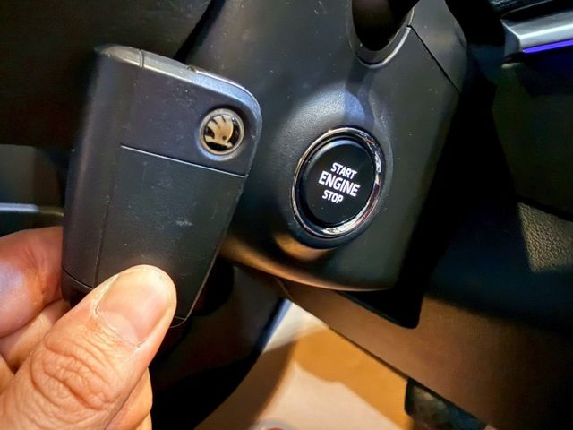 尊榮版 I-KEY 摸門 6安 電尾門 電動椅 循跡 車道偏移 定速 恆溫 盲點 ABS  第17張相片