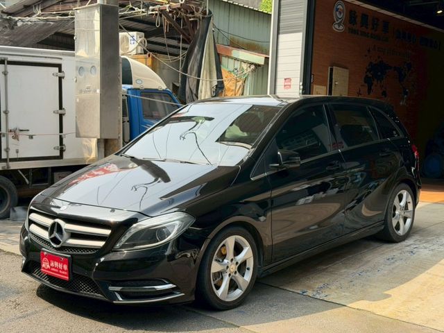 B200 全景天窗 9安 快撥 循跡 定速 雙電動椅 ABS  第2張相片