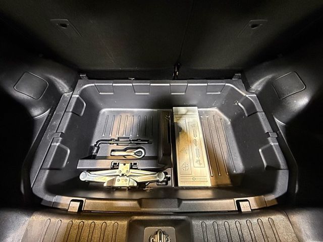 1.6自然進氣 只跑9萬  I-KEY 4安 摸門 導航 循跡 定速 恆溫 ABS  第10張相片