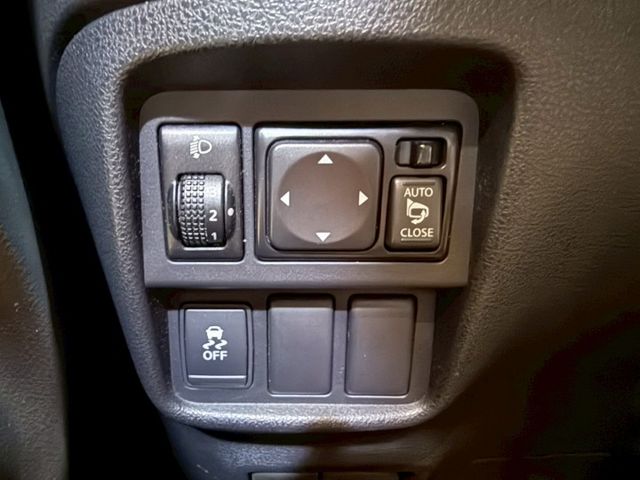 1.6自然進氣 只跑9萬  I-KEY 4安 摸門 導航 循跡 定速 恆溫 ABS  第18張相片