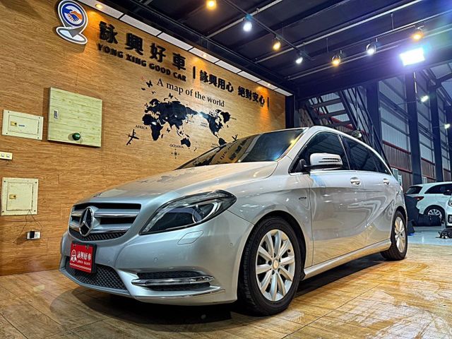B200 11安 快撥 導航 循跡 定速 雙電動椅 恆溫 ABS 安全首選  第1張相片