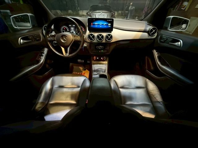 B200 11安 快撥 導航 循跡 定速 雙電動椅 恆溫 ABS 安全首選  第10張相片