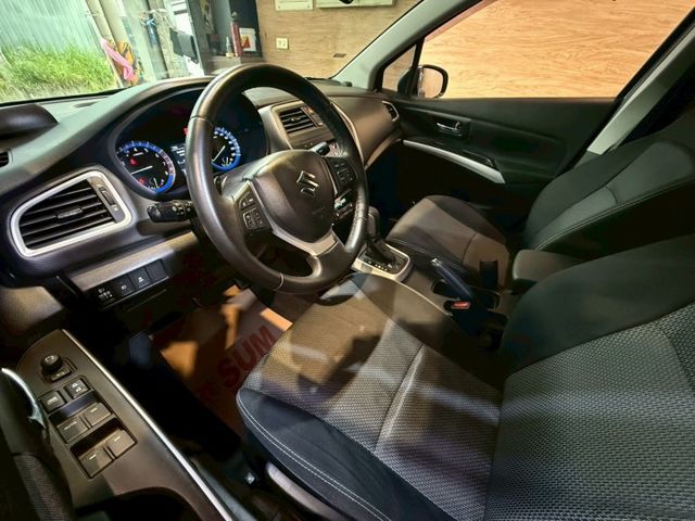 Crossover 1.6GL PLUS I-key 7安 摸門 快撥 循跡 定速 恆溫 ABS  第11張相片