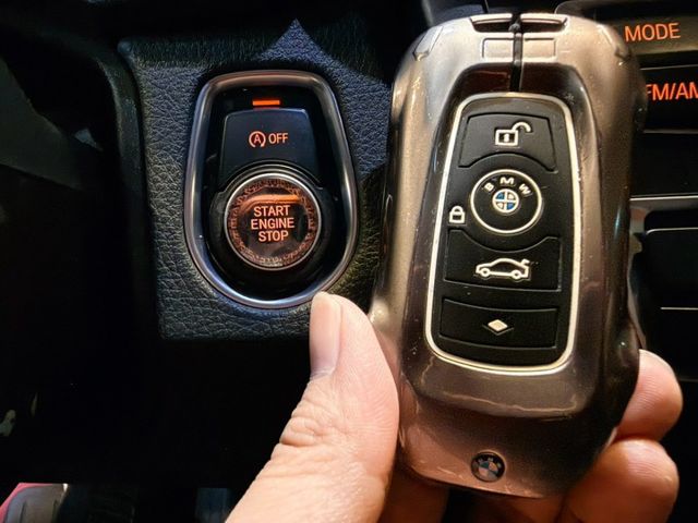 320I GT 全車M套件 四出+閥門 升降尾翼 天窗 I-KEY 電動椅 碳纖維方向盤 倒車顯影  第16張相片