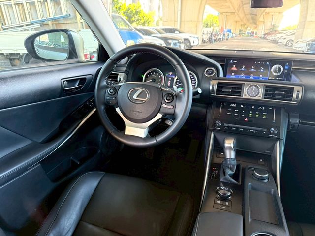 LEXUS凌志 IS 300H  第7張相片