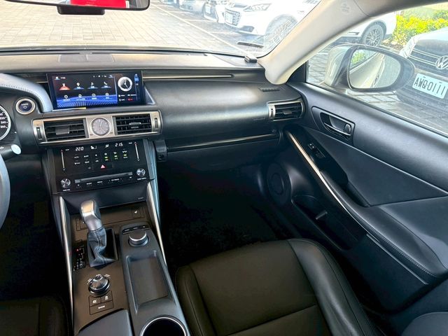 LEXUS凌志 IS 300H  第8張相片