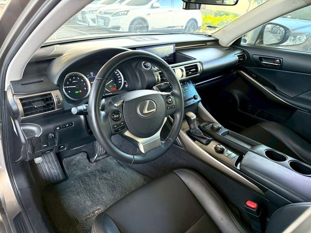 LEXUS凌志 IS 300H  第9張相片