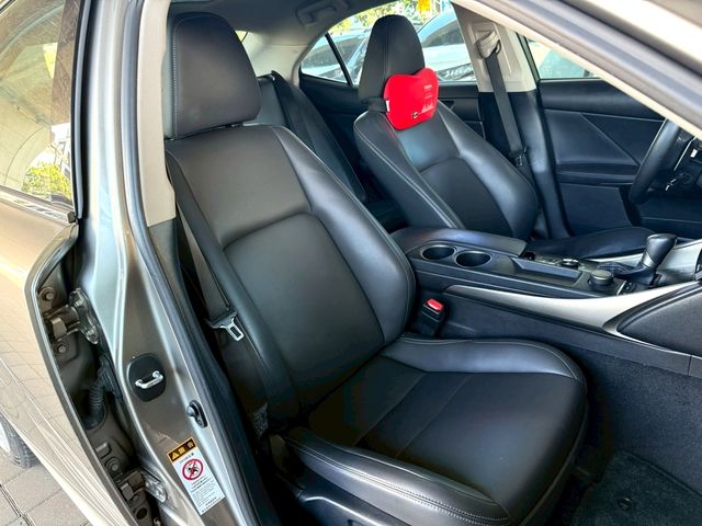 LEXUS凌志 IS 300H  第11張相片