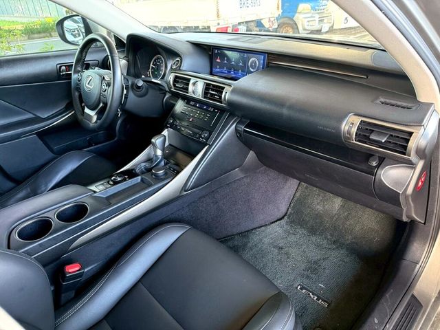 LEXUS凌志 IS 300H  第12張相片
