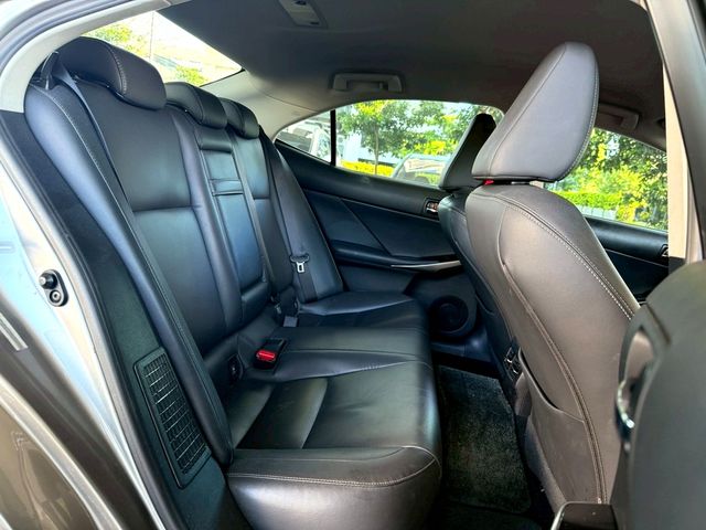 LEXUS凌志 IS 300H  第15張相片