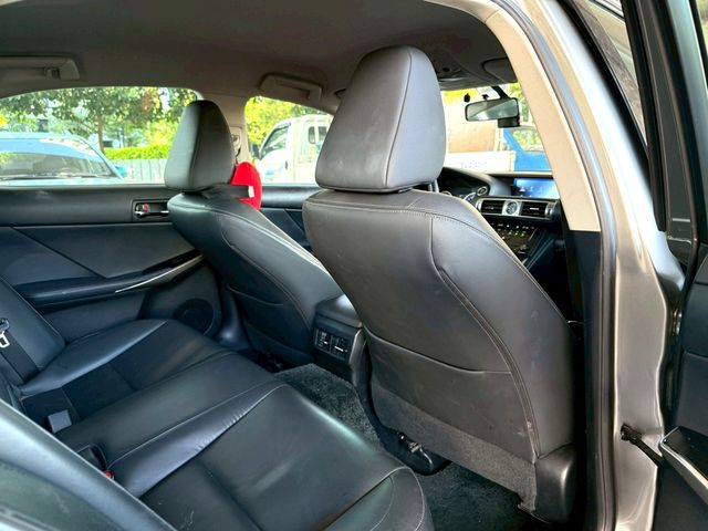 LEXUS凌志 IS 300H  第16張相片
