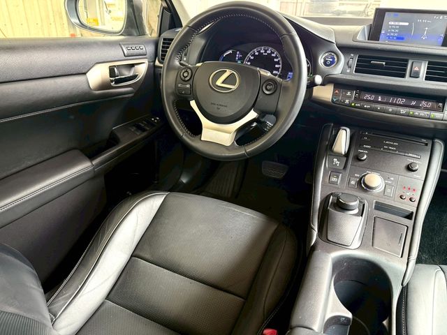 LEXUS凌志 CT200H  第7張相片