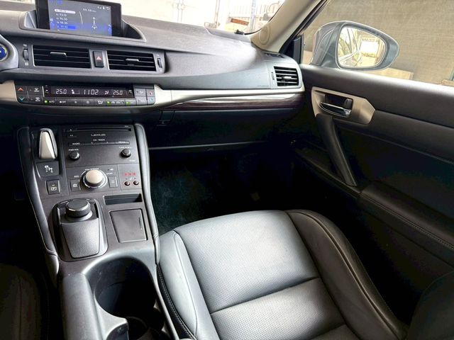 LEXUS凌志 CT200H  第8張相片