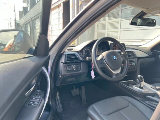 BMW寶馬 318D SEDAN  第8張相片