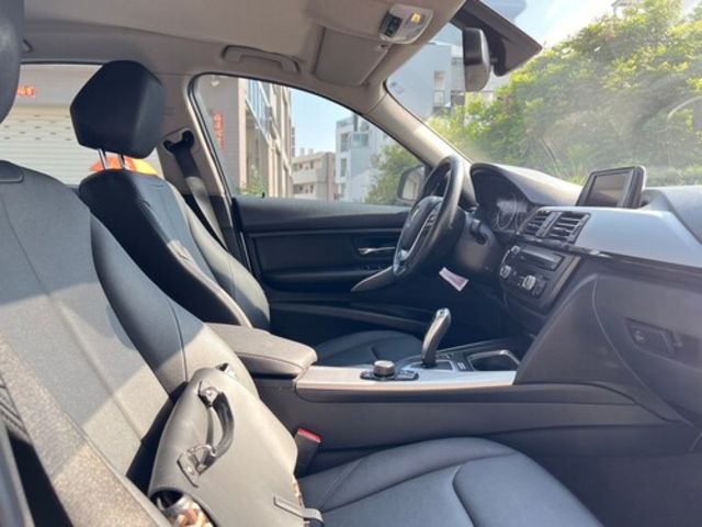 BMW寶馬 318D SEDAN  第10張相片