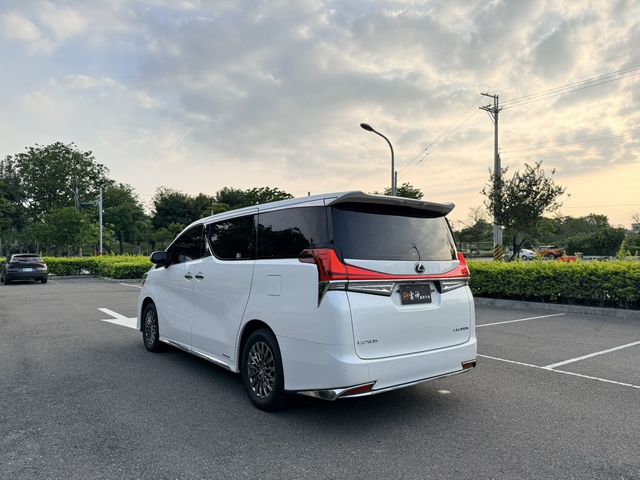 LEXUS凌志 LM300H  第5張相片