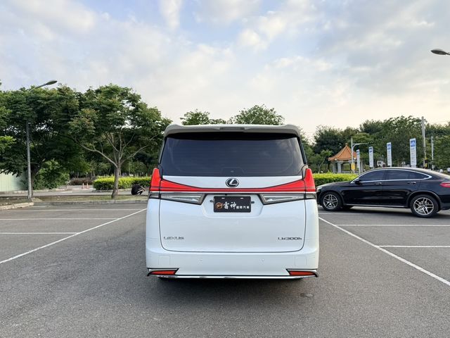 LEXUS凌志 LM300H  第6張相片