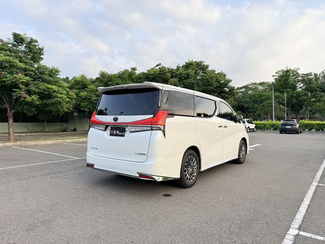 LEXUS凌志 LM300H  第7張相片
