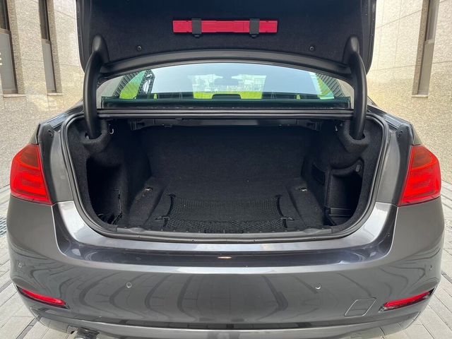 BMW寶馬 318D SEDAN  第4張相片
