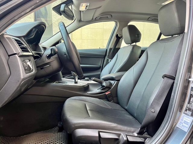 BMW寶馬 318D SEDAN  第5張相片