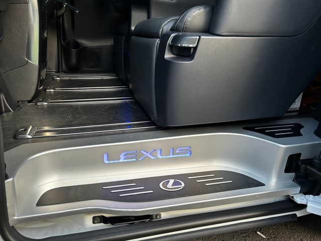 LEXUS凌志 LM300H  第18張相片