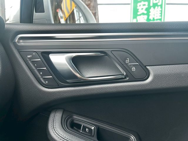 PORSCHE保時捷 MACAN  第15張相片