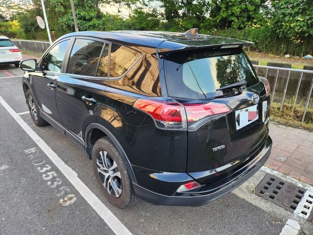 循跡防滑 安全氣囊 倒車雷達 電動後視鏡 大空間 車況佳 實車實價 2017年 Toyota 豐田 RAV4  第2張相片