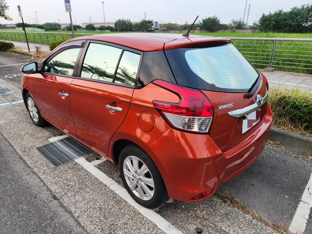 免鑰匙 摸門 音響快撥 黑內裝 電動後視鏡 後視鏡方向燈 安卓機 倒車顯影 2015年 Toyota 豐田 YARIS  第2張相片