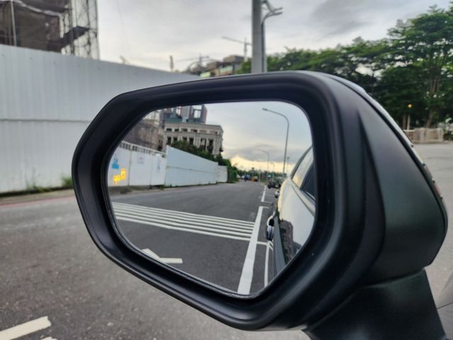 油電尊爵特仕版 原版件 免鑰匙摸門 ACC跟車 盲點 超省油平均油耗25km/l Toyota 豐田 COROLLA ALTIS HYBRID  第5張相片