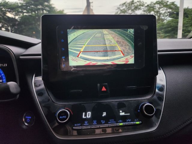 油電尊爵特仕版 原版件 免鑰匙摸門 ACC跟車 盲點 超省油平均油耗25km/l Toyota 豐田 COROLLA ALTIS HYBRID  第10張相片