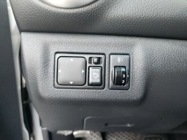 I-KEY 鑰匙 摸門 導航 數位電視 恆溫空調 ABS 安全氣囊 電動後視鏡  第6張相片