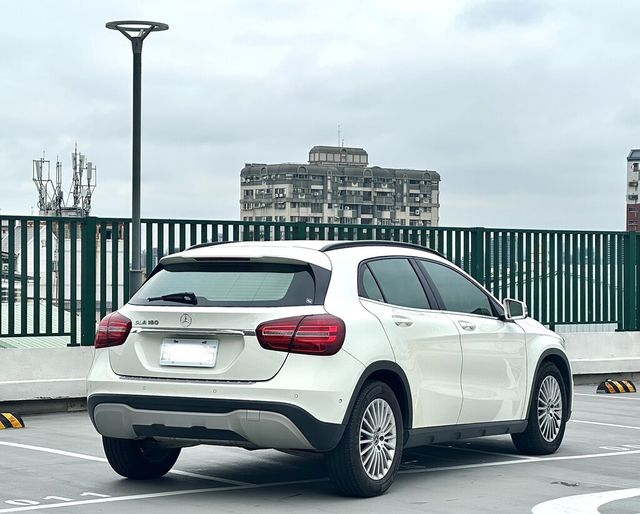 M-BENZ賓士 GLA180  第3張相片