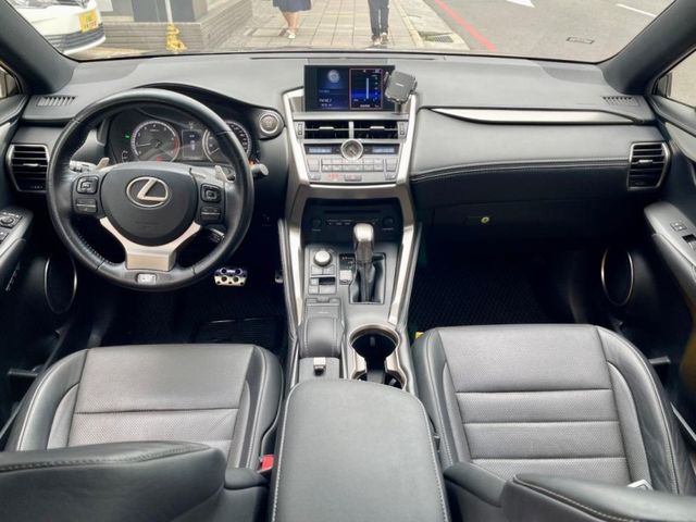 Lexus NX  第8張相片
