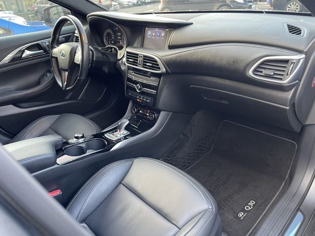 Infiniti Q30  第6張相片